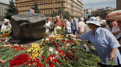 Una mujer ante la piedra de Solovki que honra a las víctimas.