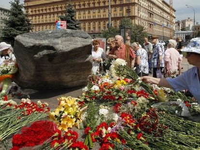 Una mujer ante la piedra de Solovki que honra a las v&iacute;ctimas.