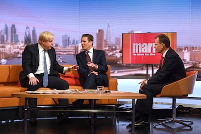 El ministro de Exteriores del Reino Unidop, Boris Johnson, y el secretario del Brexit en la sombra, Keir Starmer, participan en un debate sobre el Brexit en la BBC en diciembre de 2016.