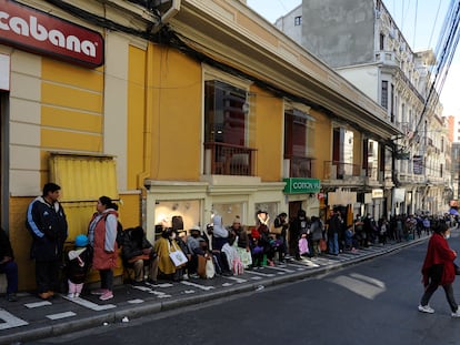 Una fila de personas aguarda para comprar dólares en las oficinas del Banco Central de Bolivia, este 10 de marzo en La Paz.