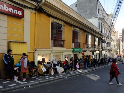 Fila para comprar dólares en el Banco Central de Bolivia en La Paz, el 10 de marzo de 2023.