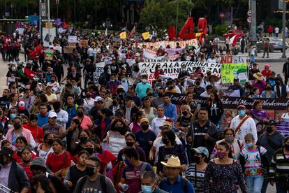 Cientos de manifestantes marchan sobre Paseo de la Reforma en contra de la militarización que lleva a cabo el Gobierno del presidente Andrés Manuel López Obrador.