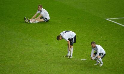 Mertesacker, Badstuber y Schweinsteiger se lamentan tras el cuarto gol de Suecia.