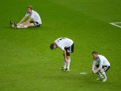 Mertesacker, Badstuber y Schweinsteiger se lamentan tras el cuarto gol de Suecia.
