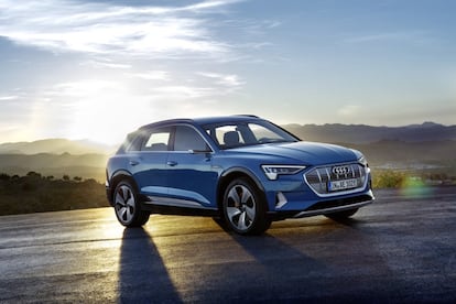 El primer eléctrico de Audi es también un SUV. En esta ocasión uno de tamaño grande, ya que por sus dimensiones encaja entre Q5 y Q7, aunque solo se ofrecerá con un interior de cinco plazas. Se conoce que utilizará dos motores, uno en cada eje, aunque no se ha desvelado su potencia final. La marca sí que ha adelantado que la batería es de 95 kWh, que acelera de 0 a 100 km/h en 5,5 segundos, que su velocidad máxima es de 200 km/h y que el sistema de recuperación de energía de sus frenos ayudará a extender una autonomía que todavía no se ha concretado.