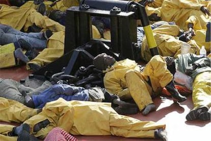 Algunos de los 67 subsaharianos que viajaban en una barca descansan tras ser trasladados al puerto de Los Cristianos (Tenerife).