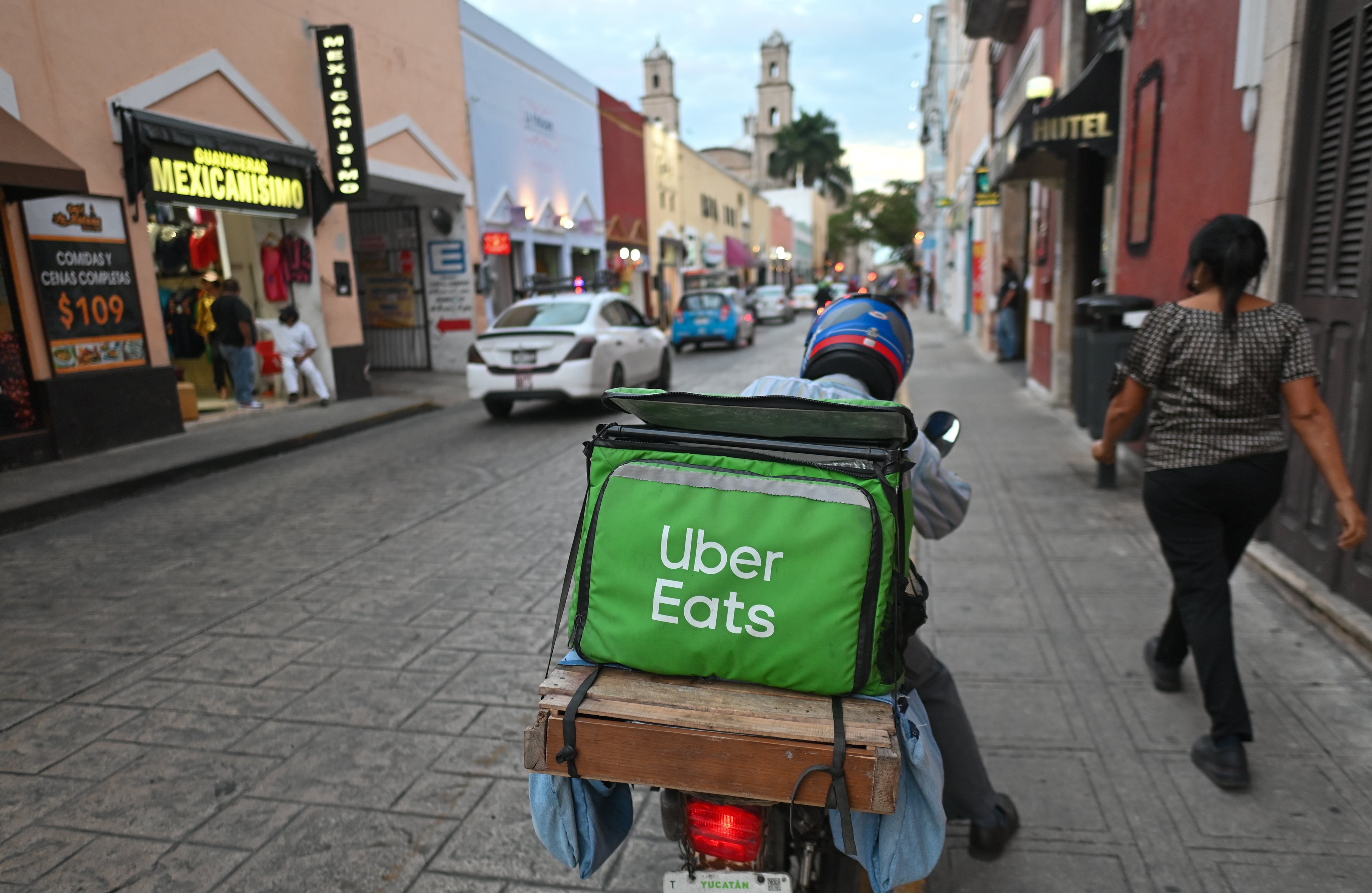 Un repartido de Uber Eats en Mérida.