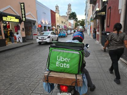 Un mensajero de alimentos Uber Eats visto en el centro de Mérida, en 2022.