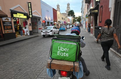 Un mensajero de alimentos Uber Eats visto en el centro de Mérida, en 2022.