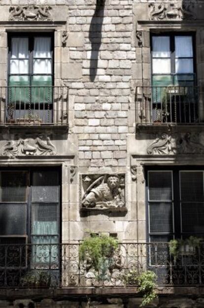 Fachada del museo del calzado de Barcelona, con su león de San Marcos, en la plaza de Sant Felip Neri de Barcelona