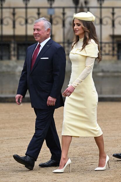 La reina Rania acudió con un vestido de una sola pieza de Bottega Veneta en color blanco marfil que llamó la atención por el juego drapeado en los hombros.