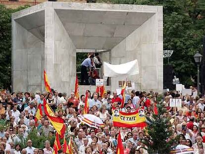 Los manifestantes, en el monumento a la Constitución, en Madrid.