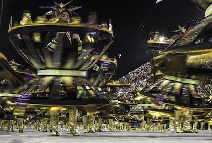 Integrantes de la escuela de samba del Grupo Especial Vila isabel en la celebración del carnaval en el sambódromo de Marques de Sapucaí en Río de Janeiro (Brasil), el 11 de febrero de 2018.



