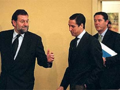 De izquierda a derecha, Mariano Rajoy, Eduardo Zaplana y José María Michavila.