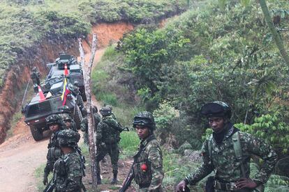 Fotografía cedida por el Ejército de Colombia que muestra a un grupo de soldados y vehículos blindados durante su ingreso a la zona rural de El Plateado en el marco de la 'Operación Perseo'.