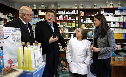 El presidente Ximo Puig y la consejera de Sanidad Carmen Mont&oacute;n en una farmacia de Valencia.  