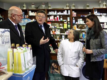 El presidente Ximo Puig y la consejera de Sanidad Carmen Mont&oacute;n en una farmacia de Valencia.  