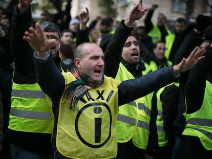 La huelga indefinida de los taxistas, en imágenes