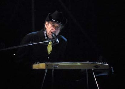 Bob Dylan, durante su actuación, anoche, en Barcelona.