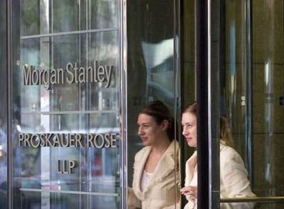 Una mujer sale de la sede de Morgan Stanley en Nueva York.