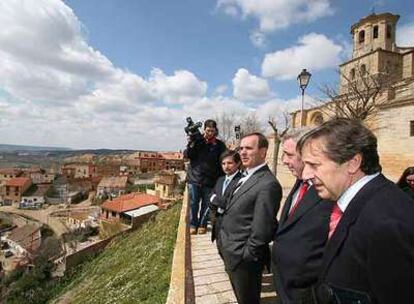 El ministro de Defensa, José Antonio Alonso (en el centro, con las manos en los bolsillos), ayer, en Toro (Zamora).