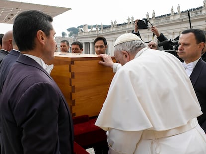 El papa Francisco da la última bendición al féretro de Benedicto XVI, en la plaza de San Pedro del Vaticano, este jueves 5 de enero.