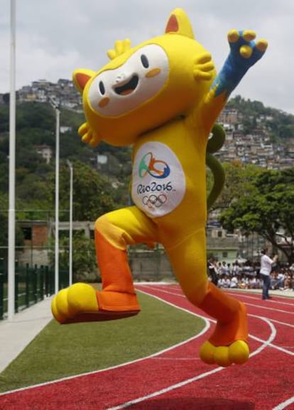 Vinicius, la mascota de los Juegos Olímpicos de Río 2016, estrenó la pista en la que tendrán lugar varias pruebas de atletismo.