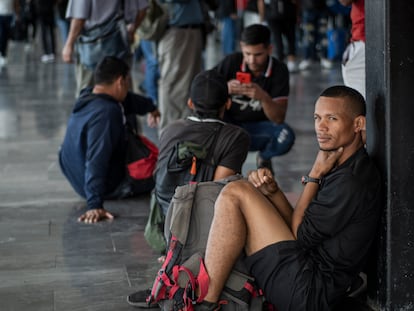 Un migrante espera sentado en la Central de Autobuses del norte en la Ciudad de México