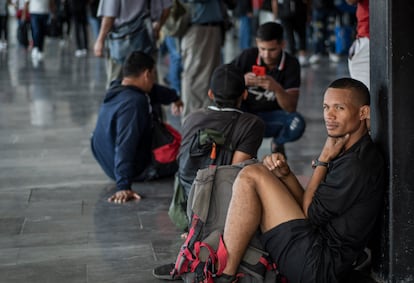 Un migrante espera sentado en la Central de Autobuses del norte en la Ciudad de México