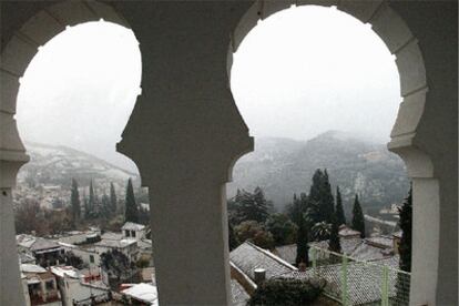 Vista de Granada, bajo la nieve, desde los balcones de la Alhambra