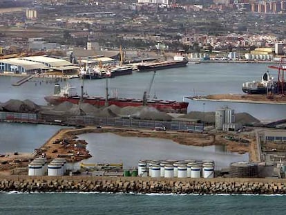 Vista aérea del puerto de Valencia, con el muelle del carbón en el centro, donde ayer falleció un trabajador.