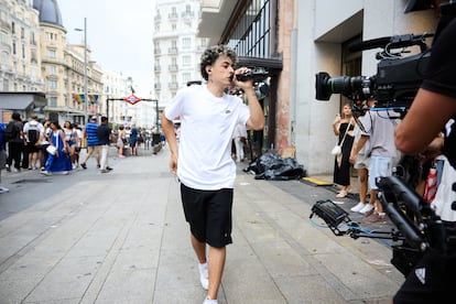 Trueno cantando el la Gran Vía en el inicio de 'La revuelta'.