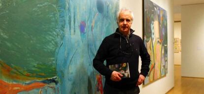 El pintor Ramón Zuriarrain en la sala del Museo de Bellas Artes que muestra la exposición 'Miss mundos'.