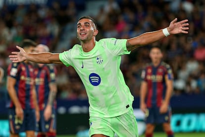 Ferran Torres celebra el tanto en propia puerta del Levante, el tercero en la cuenta del Barcelona.