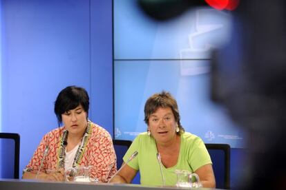 Las parlamentarias de EH Bildu, Eva Blanco y Belen Arrondo, durante su comparecencia.