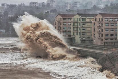 Olas golpean una pared frente a los edificios enTaizhou (China), el 9 de agosto de 2019. China emitió una alerta roja por el tifón 'Super Typhoon Lekima' que se espera que golpee la provincia oriental de Zhejiang a principios del 10 de agosto con fuertes vientos y lluvias torrenciales.