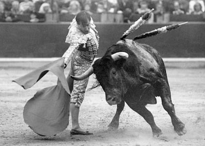 El matador de toros, Luis Francisco Esplá, da un pase con la muleta en 1994 en Zaragoza. 