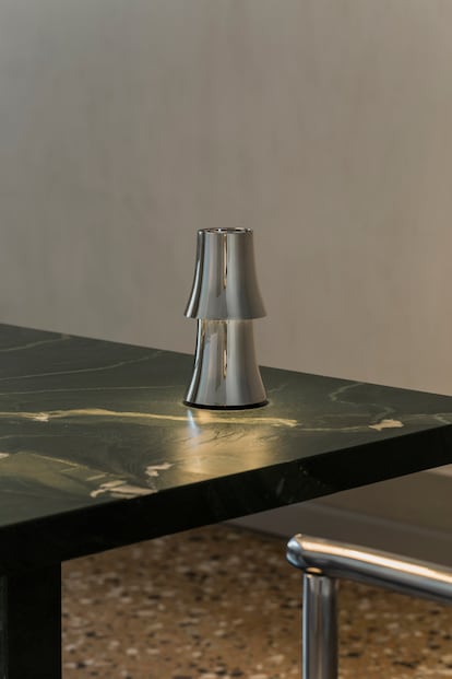 Una de las lámparas de Michael Anastassiades expuesta en el salón del mueble de Milán.