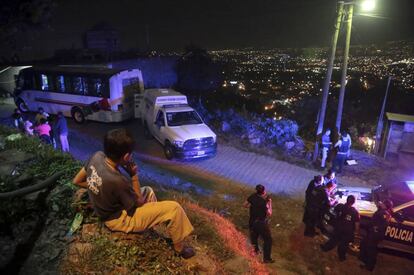 Un ni&ntilde;o observa la escena de un crimen en Morelos. 