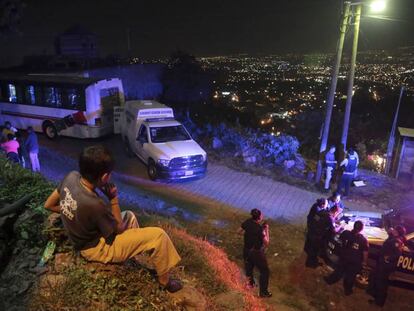 Un niño observa la escena de un crimen en Morelos.