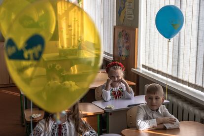 Unos globos con los colores nacionales de Ucrania adornan el aula de los alumnos de primer grado de un colegio de Bucha el primer día del nuevo curso escolar, el 1 de septiembre de 2022. Las clases presenciales se han reanudado solo en las escuelas equipadas con un refugio antibombas o situadas cerca, mientras que otras han implementado clases en línea.
Las dificultades que experimentan las familias en situación de pobreza o al borde de esta se profundizan cuando los gobiernos reducen su gasto público, aumentan los impuestos al consumo o ponen en marcha medidas de austeridad en un esfuerzo limitante para impulsar sus economías a corto plazo, ya que esto reduce el alcance y calidad de los servicios de apoyo de los que dependen las familias, advierte Unicef.