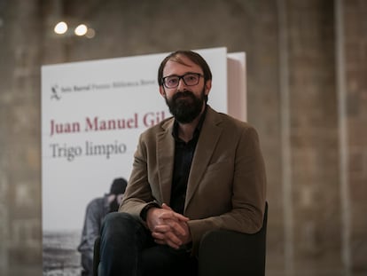 Juan Manuel Gil, Premio Biblioteca Breve con su libro "Trigo Limpio" de la Editorial Seix Barral.