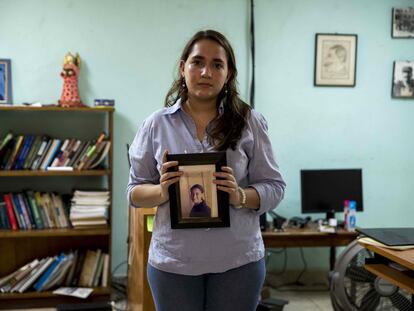 Josefina Dávila sostiene una fotografía de su hermana, Tamara Dávila, detenida por el régimen de Daniel Ortega.