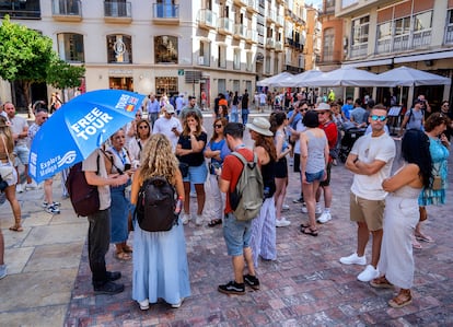 Un grupo de turistas atiende las explicaciones del guía en el centro de Málaga.