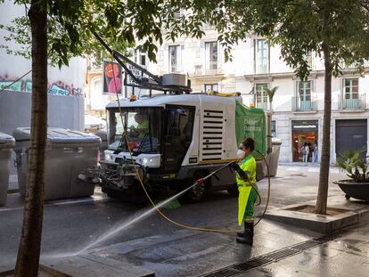 Limpieza en calles y contenedores en el barrio del Raval de Barcelona, este jueves.