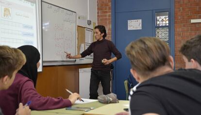 Professor i alumnes a la classe d'àrab