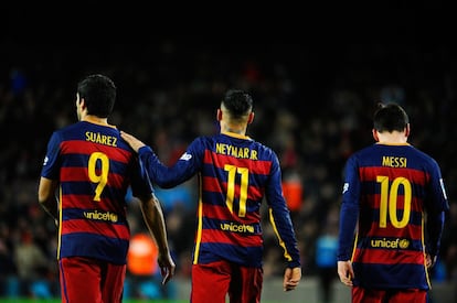 De izquierda a derecha: Luis Suárez, Neymar y Leo Messi, durante un partido en el Camp Nou de la temporada 2015-2016.