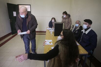 Un hombre acudía a votar el domingo 30 de enero en un colegio electoral del Alto Duero, en Tras Os Montes (Portugal).