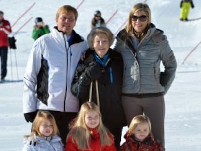 La reina Beatriz posa en Lech con los pr&iacute;ncipes de Holanda, que se convertir&aacute;n en reyes el pr&oacute;ximo 30 de abril.