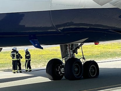 Rueda del tren de aterrizaje reventada en el avión de Delta Airlines.